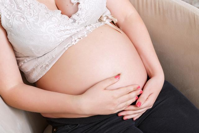 [你的育儿经]婆婆拒剖腹产，让产妇咬牙坚持，26岁产妇大出血去世，原因引热议