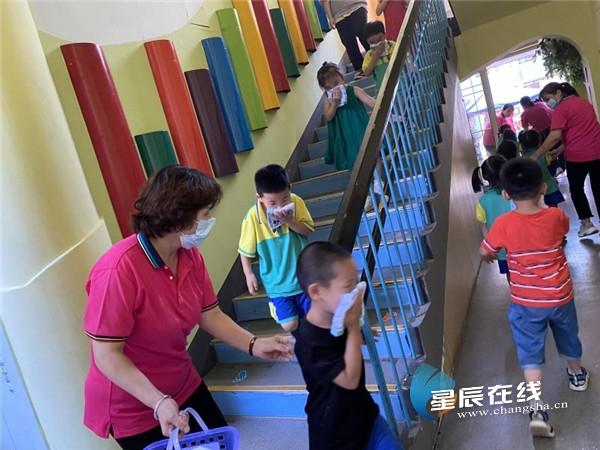 我爱我家|天心区：萌童体验“消防逃生”，安全意识从幼儿抓起