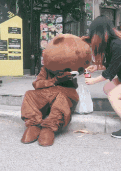 搞笑gif:伴娘刚把脸贴着门要说话,突然房门被撞开,视频记录下这崩溃