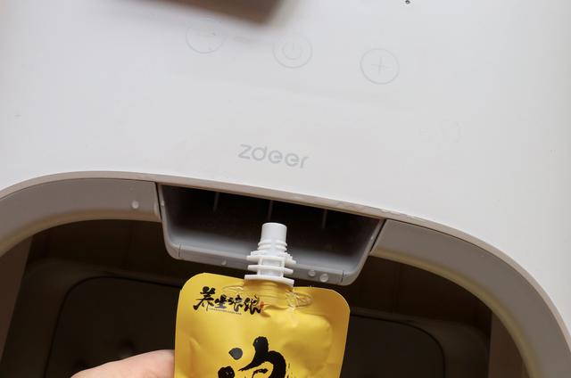 年轻人何必只泡枸杞，加上左点小仙智能蒸汽足浴盆会更舒爽