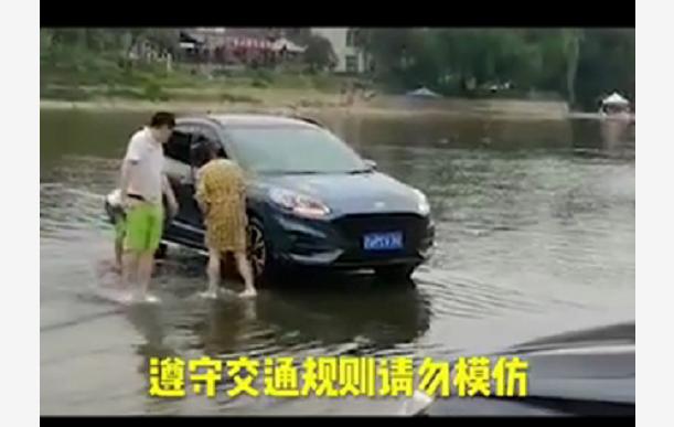 福特在河边洗车，堵住宝马通行，车主一脚油门教你做人