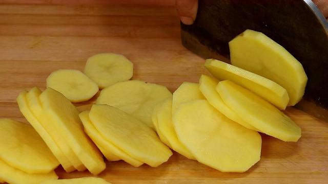 天冷了，土豆别再炒着吃，试试这样做，孩子三天不吃就馋了，真香