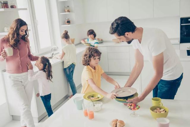 超幸福一家|孩子做家务该不该奖励零花钱？这2种情况给钱是害他