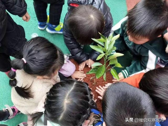 「超级宝妈」有人担心幼儿园女老师太多，男孩“阳性”不足。老师：你管试试！