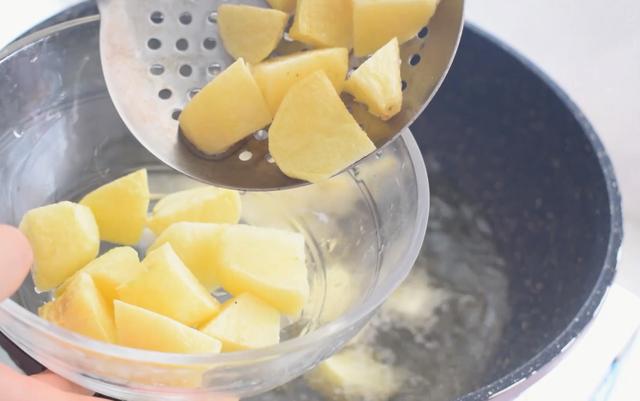 最近茄子和土豆火了，简单一做，我家一周吃6次，比吃肉还过瘾