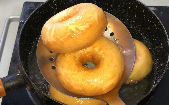 第一次这样做甜甜圈，色泽金黄，外酥内软，做法简单，无需烤箱