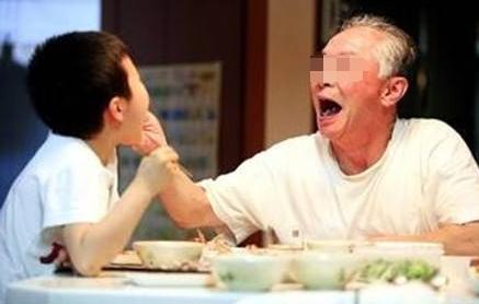 懵懂德年纪|“隔代亲”能有多严重？宝爸哭笑不得：奋斗35年财产没4岁儿子多