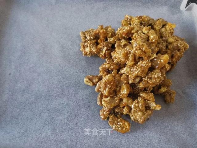 琥珀核桃仁：酥脆香甜，尝了就停不下来