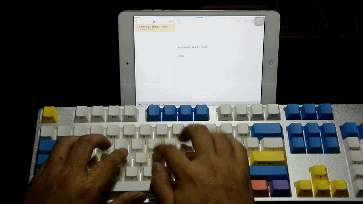 这把键盘让人想起曾经的校园时光，以及老师那精准的“小李飞刀”