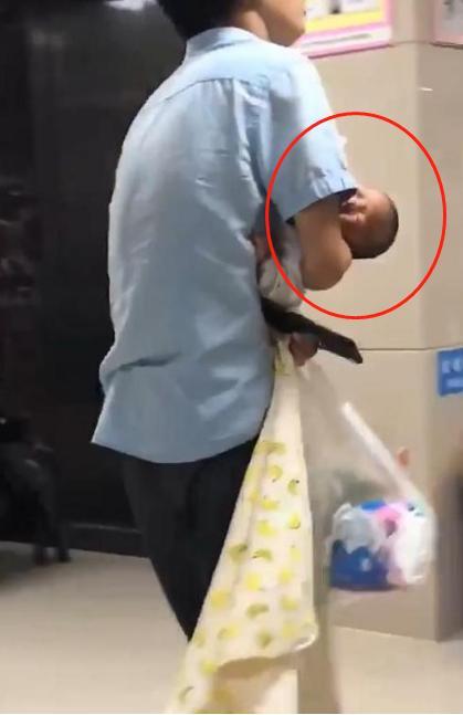 超级宝妈|“人贩子爸爸”火了，医院内抱娃脸色凝重，路人：差点报警