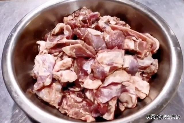做黄焖羊肉时，焯水还是直接爆炒，方法正确，做出来比炖羊肉还香
