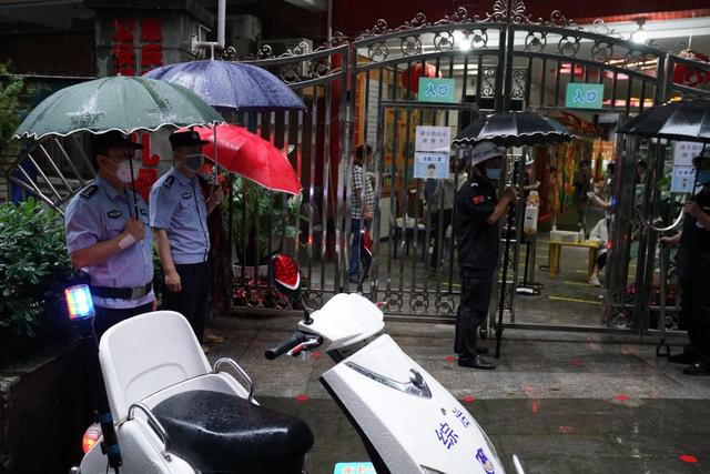 超级宝妈|萌娃返园 渝中警方冒雨守护幼儿园安全