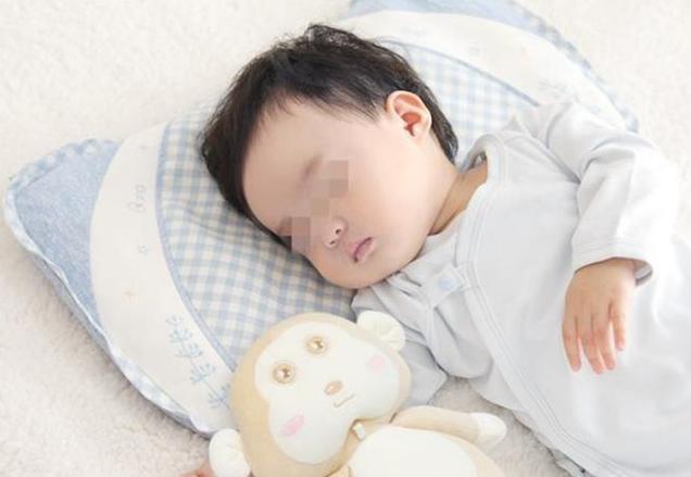 【你的育儿经】宝宝睡觉爱蹬腿,妈妈以为是缺钙了?这4个“深层”原因别忽视