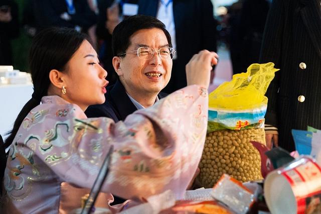 「齐鲁网」因为一朵花，菏泽市委书记和市长携手阿里，偕20位网红直播带货、云赏牡丹