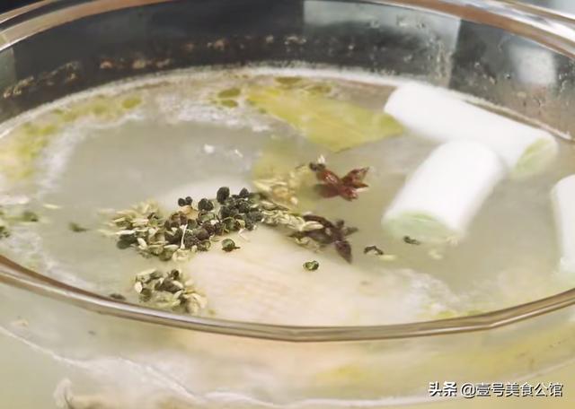 居家分享藤椒鸡的简单做法，鲜辣味美，肉嫩多汁，解馋的家常美食