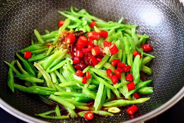做虾别只会水煮、盐焗，试试香辣芸豆丝爆虾，味道鲜香，方便