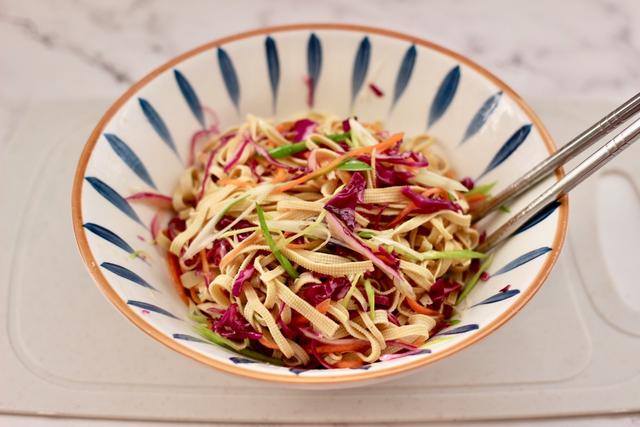 干豆腐的这做法绝了，和紫甘蓝一起做，吃着比肉香，一上桌就吃光