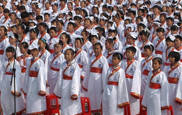 麦芽糖|汉服当校服,要求学生走“格格步”,有人点赞有人抨击,你怎么看