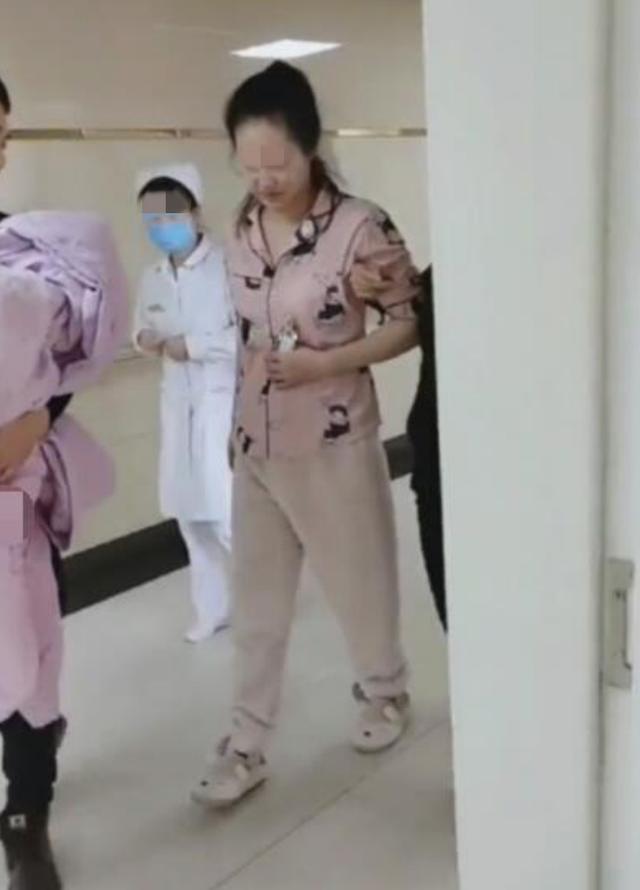 [你的育儿经]最“牛”产妇走红，顺产后自己直接走回病房，让人忍不住鼓掌点赞