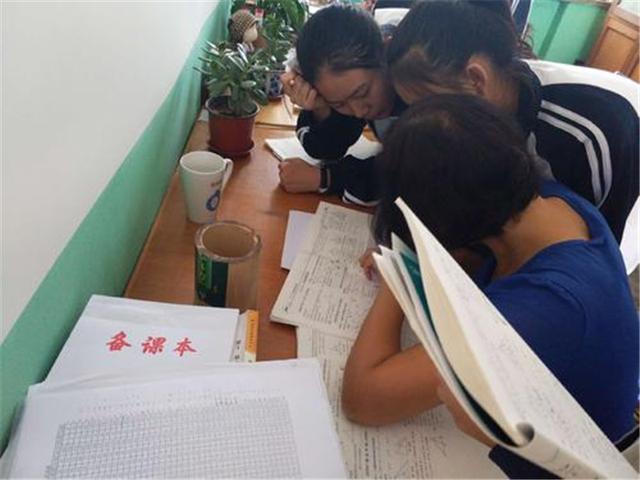 超级宝妈：孩子课间10分钟做什么？看这组图，网友：隔着屏幕都能感受到压力