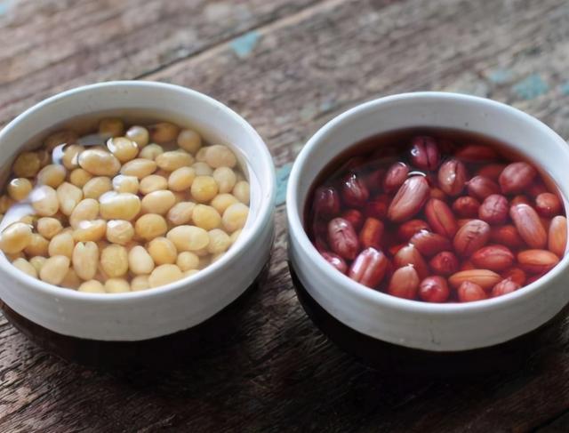 炖猪蹄，用1个窍门，时间能省一半，猪蹄软烂脱骨，满满胶原蛋白