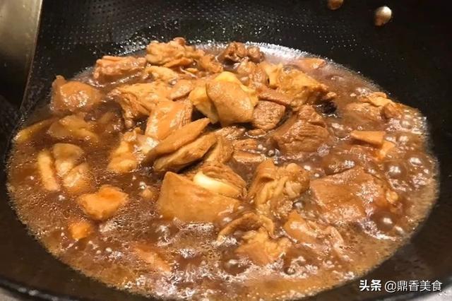 做黄焖羊肉时，焯水还是直接爆炒，方法正确，做出来比炖羊肉还香