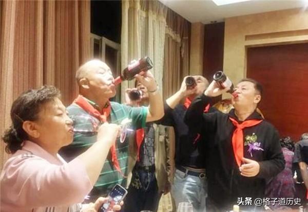 男子次喝7斤白酒成瘾，妻离子散痛苦不已，曾在酒桌“送走”8人