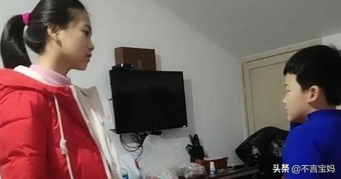 超级宝妈|弟弟不学习，被“学霸老姐”一顿揍，网友：一看就是亲姐姐