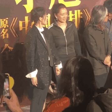 刘敏涛早前照片曝光，跟巩俐手牵手感情亲密，蹦蹦跳跳像小女孩电影工厂