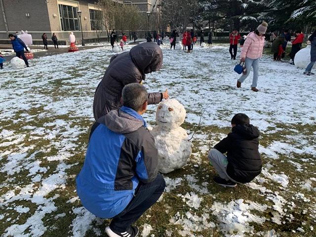 14个月宝宝被雪“吓”呆，多接触大自然的好处，不光是增长见识