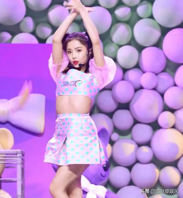 [电影工厂]《有点甜》安崎直拍，都说她蹲下有小肚肚，谁观察她抬手后腰部？