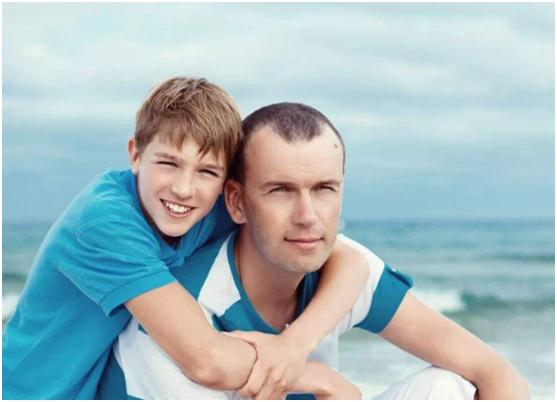 【你的育儿经】育儿专家：孩子经常玩手机家长学会几招，不打不骂让孩子放下手机