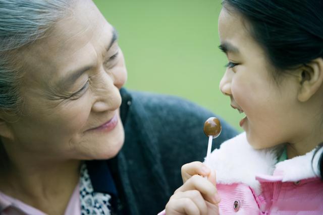 “奶奶亲还是姥姥亲？”孩子的回答现实又戳心，年轻人需反思