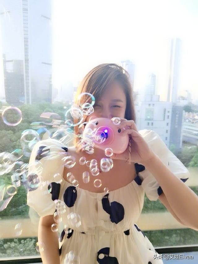 时尚迪科41岁陈乔恩嫩到收不住，穿波点裙搭项链，玩泡泡机水灵如21岁姑娘