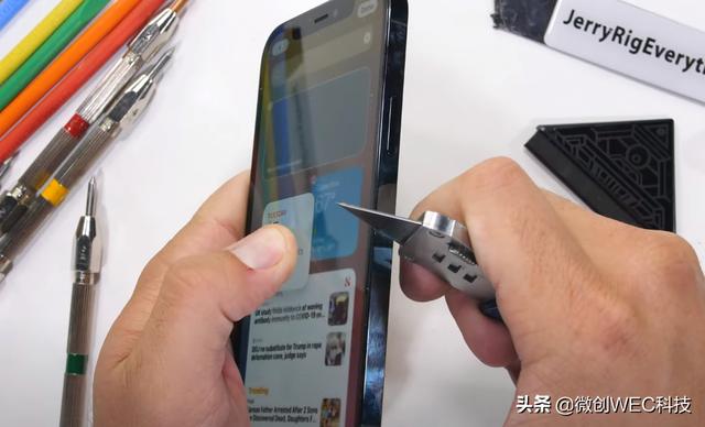 iPhone 12 Pro进行暴力测试，强行掰弯，会翻车吗？