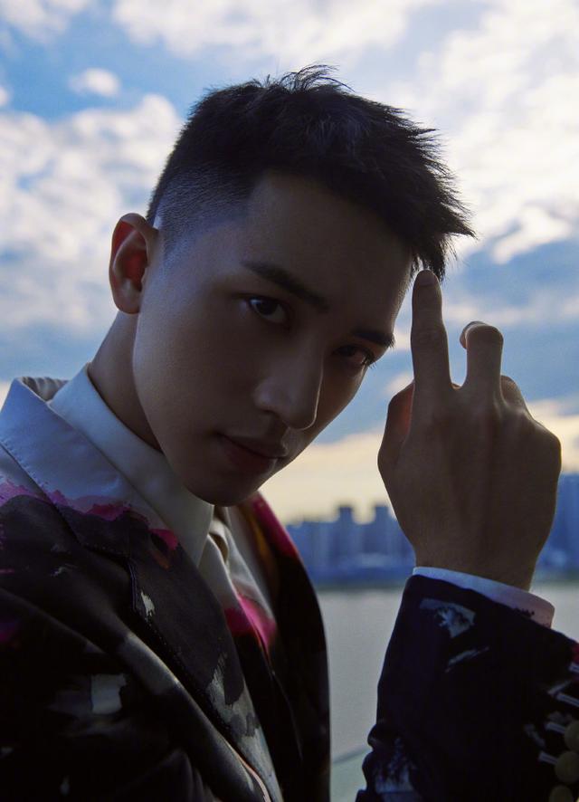 环球网|许魏洲身着印花西服 佩戴墨镜造型炫酷