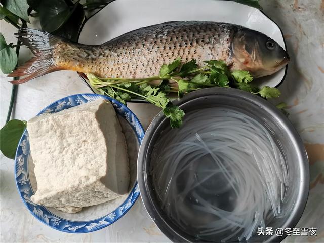 吃东北铁锅炖鱼，不用去餐馆，自己在家做，鲜香味美，好吃下饭