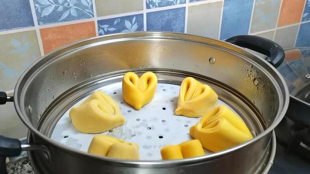 南瓜这样做，好看又好吃，偶尔换个花样做，家人吃起来更有食欲