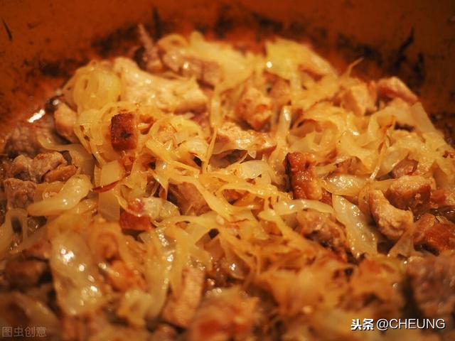 羊肉炖酸菜，鲜香入味一点都不膻，能多吃两大碗饭，做法超简单