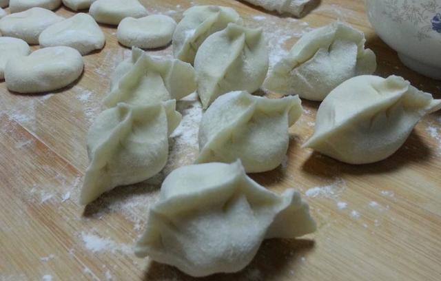 做羊肉馅饺子，牢记3个小技巧，饺子肉香十足，不怕膻味大