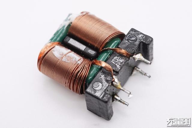 联想90W双C口氮化镓快充拆解，双口45W快充，内部设计爱了