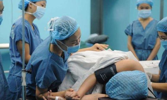 「超级宝妈」40岁高龄孕妈怀二胎，婆婆说肚里的娃死了才好，分娩后感谢婆婆