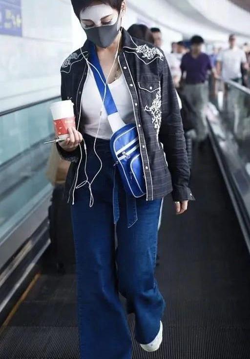 甜味超标|大妈年纪还不“消停”？宁静机场敷面膜，染蓝色睫毛太秀了