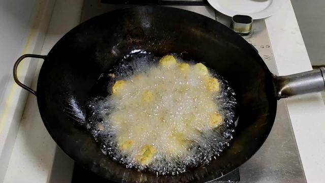 香炸素萝卜丸子这样才最酥脆好吃，不加水不回软，外焦里嫩不油腻