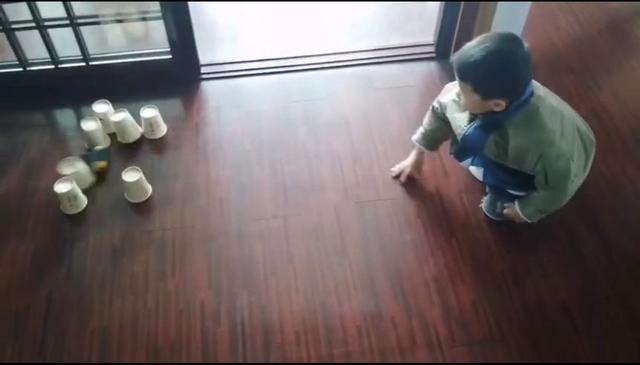 「超级宝妈」纸杯也能玩出花儿,这样的亲子互动游戏你试过吗?