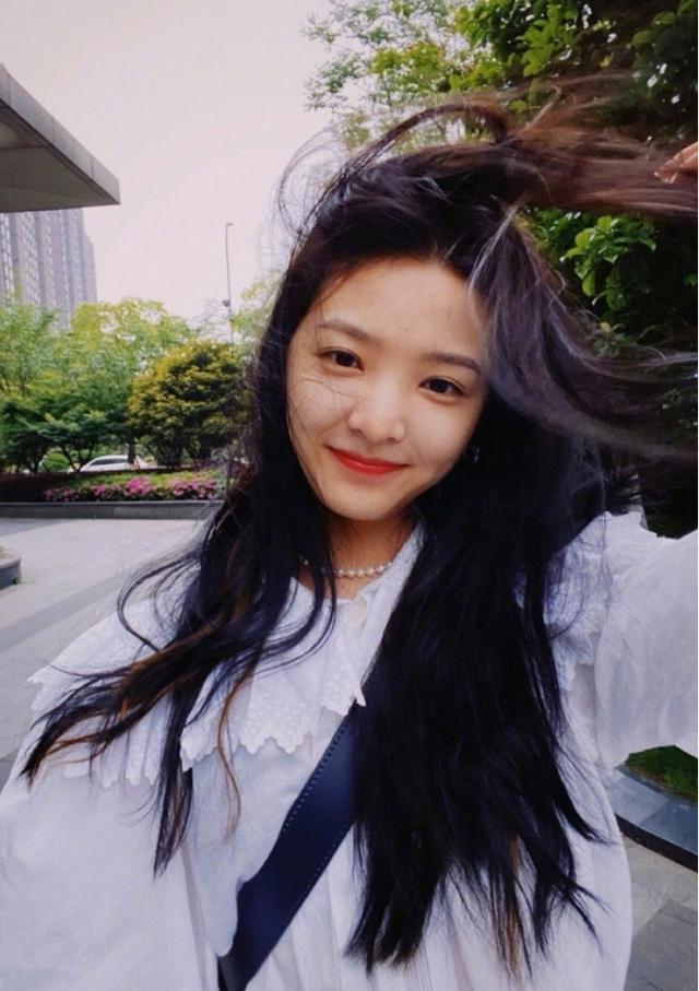 最时尚娃娃领穿搭来袭，谭松韵穿起来就像个洋娃娃，鞠婧祎却更胜一筹