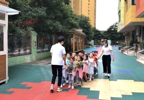 你的育儿经|记者走访｜商州区三叶草幼儿园开学首日，来看看“小神兽”们状态如何