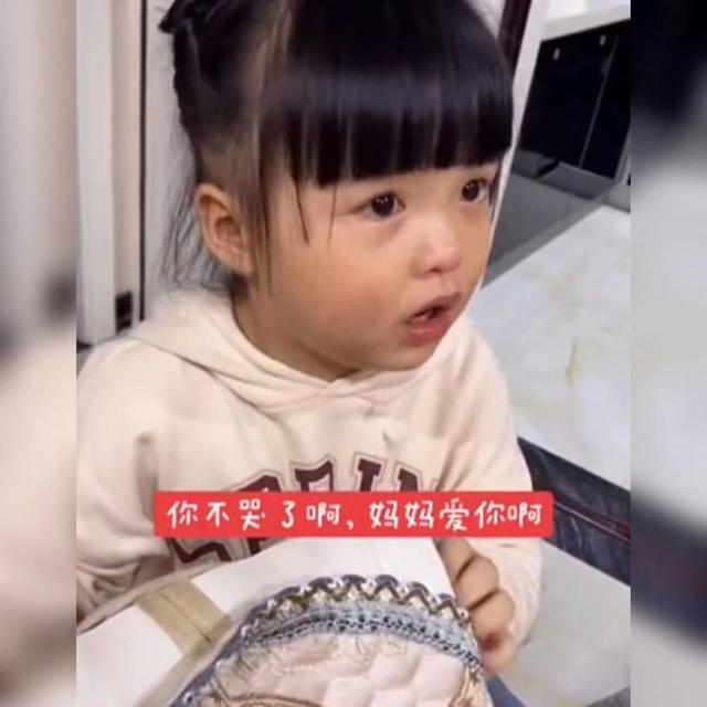 萌娃偷玩妈妈的化妆品被抓，还把妈妈安排得明明白白，也太有爱了