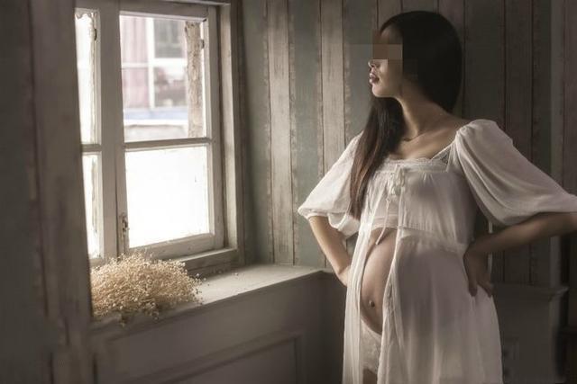 【画说育儿】孕妈朋友圈秀“孕妇照”，穿得太少引议论，婆婆：不知检点