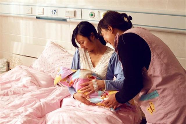 【超级宝妈】生孩子还能长个子？年轻宝妈坐完月子长高5CM，检查后还想生二胎